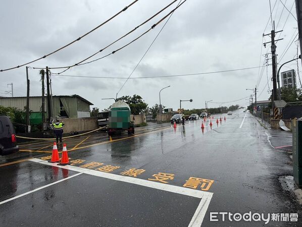 ▲嘉義一輛空槽車行經台37線與167線路口時自撞，所幸未發生化學物質外洩。（圖／記者翁聖勳翻攝）