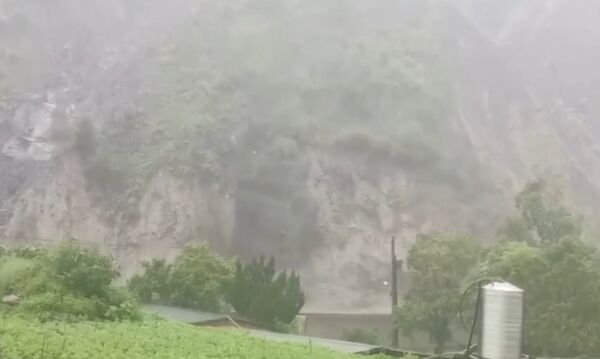 ▲新竹縣尖石鄉秀巒發生山體滑坡，畫面相當震撼可怕。（圖／秀巒居民提供）