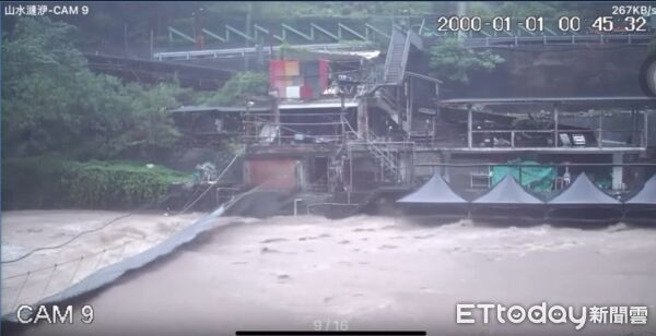 ▲▼             桃園霞雲溪暴漲，山水漣漪溪畔烤肉露營區唯一出口吊橋被沖斷。（圖／Threads@jacklin_921授權使用）