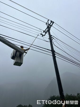 ▲巴威颱風來襲！台電南投全力搶修，已恢復逾九成六供電。（圖／台電南投區處提供）