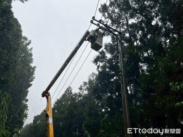 ▲巴威颱風來襲！台電南投全力搶修，已恢復逾九成六供電。（圖／台電南投區處提供）