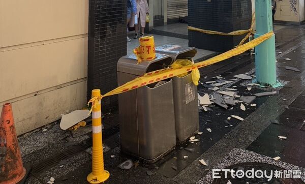 ▲▼北市萬華漢中街一棟大樓外牆磁磚突然掉落，砸中一名10多歲少年。（圖／記者黃彥傑翻攝）