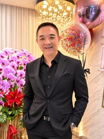 ▲小亮哥與萁媽與莊斯棋。（圖／陽光璨亮整型外科）