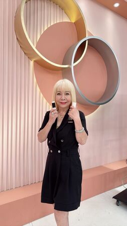 ▲小亮哥與萁媽與莊斯棋。（圖／陽光璨亮整型外科）
