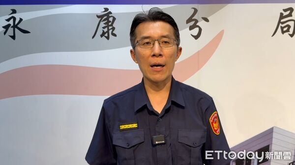 台南永康1名男子被民眾PO文指控會駕車撞改裝機車，相關影片近日在網路流傳，引發地方居民熱議，他因與人發生車禍情緒失控有自傷傷人之虞被警強制送醫。（記者林東良翻攝，下同）