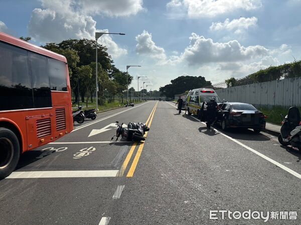 台南永康1名男子被民眾PO文指控會駕車撞改裝機車，相關影片近日在網路流傳，引發地方居民熱議，他因與人發生車禍情緒失控有自傷傷人之虞被警強制送醫。（記者林東良翻攝，下同）