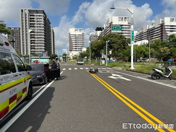 台南永康1名男子被民眾PO文指控會駕車撞改裝機車，相關影片近日在網路流傳，引發地方居民熱議，他因與人發生車禍情緒失控有自傷傷人之虞被警強制送醫。（記者林東良翻攝，下同）