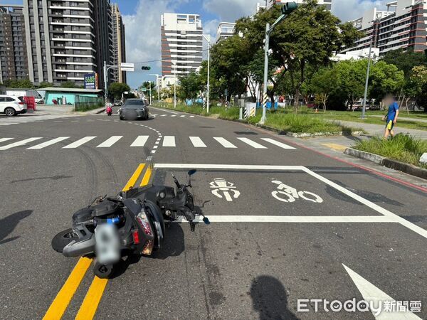 台南永康1名男子被民眾PO文指控會駕車撞改裝機車，相關影片近日在網路流傳，引發地方居民熱議，他因與人發生車禍情緒失控有自傷傷人之虞被警強制送醫。（記者林東良翻攝，下同）