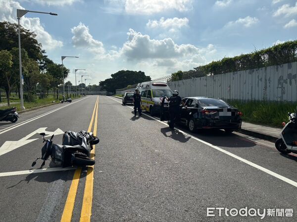 台南永康1名男子被民眾PO文指控會駕車撞改裝機車，相關影片近日在網路流傳，引發地方居民熱議，他因與人發生車禍情緒失控有自傷傷人之虞被警強制送醫。（記者林東良翻攝，下同）