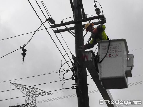 ▲台電屏東區處人員搶修線路。（圖／台電屏東區處提供）