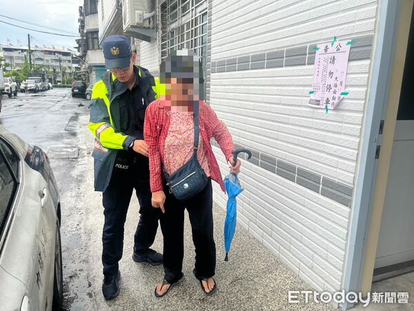 ▲內埔警方護送林姓阿嬤返家。（圖／記者陳崑福翻攝）