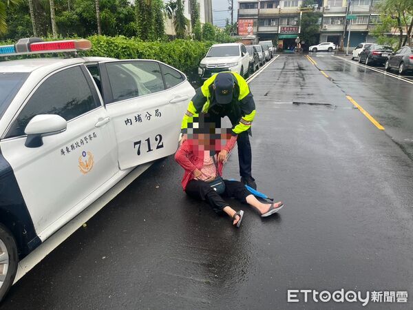 ▲內埔警方護送林姓阿嬤返家。（圖／記者陳崑福翻攝）