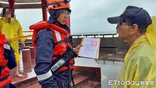 ▲颱風天5人闖北海岸警戒區觀浪 最高恐慘噴25萬。（圖／記者郭世賢翻攝）
