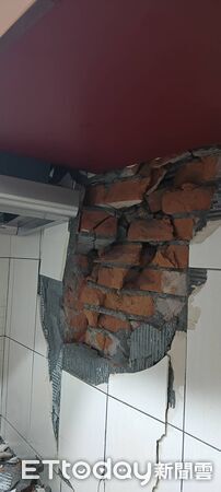 ▲基隆民宅遭土石滑落撞擊 市府急安置住戶。（圖／記者郭世賢翻攝）