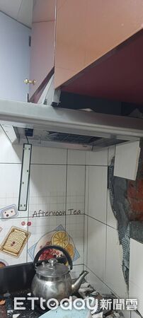 ▲基隆民宅遭土石滑落撞擊 市府急安置住戶。（圖／記者郭世賢翻攝）