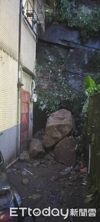 ▲基隆民宅遭土石滑落撞擊 市府急安置住戶。（圖／記者郭世賢翻攝）
