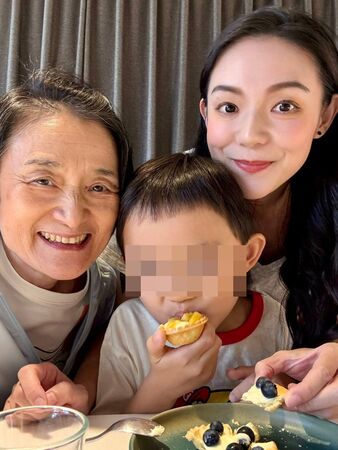▲▼網野生捕捉譚艾珍「身旁有個刺青女」　歐陽靖親留言：是貼身保鑣。（圖／翻攝自Facebook／譚艾珍）