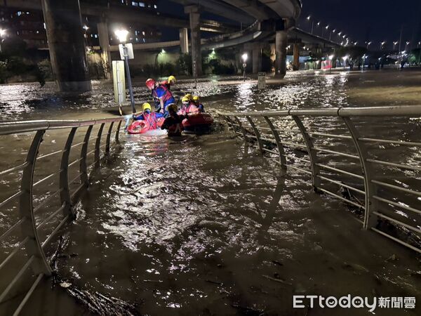 ▲▼萬華公園遭暴雨淹沒！3男「受困遊樂器材區」　消防局緊急救援。（圖／記者黃彥傑翻攝）