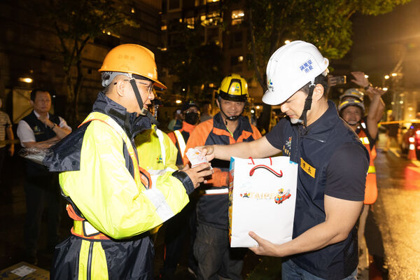 ▲▼蔣萬安赴松江路64巷慰問市府同仁。（圖／北市府提供）