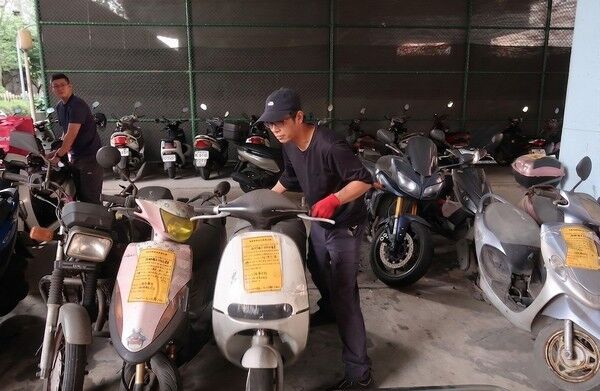 ▲廢車衍生公安及髒亂，桃園率先訂法強制拖吊