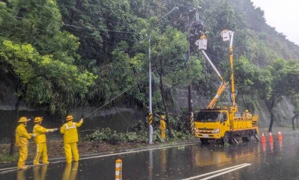▲巴威發威桃園逾6萬戶停電，台電冒風雨拚復電 