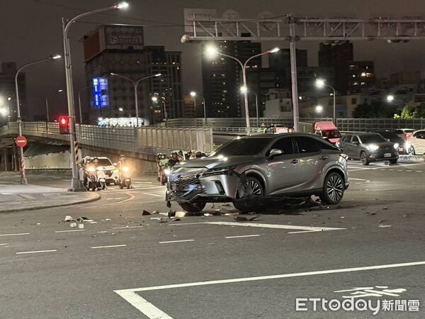 ▲▼高雄驚悚車禍！休旅車違規右轉　騎士臥血泊「骨肉分離」搶救中。（圖／記者許宥孺翻攝）