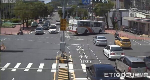 ▲▼苗栗高鐵快捷公車搶快左轉擦撞分隔島。（圖／記者楊永盛翻攝）