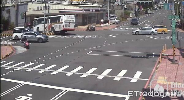 ▲▼苗栗高鐵快捷公車搶快左轉擦撞分隔島。（圖／記者楊永盛翻攝）