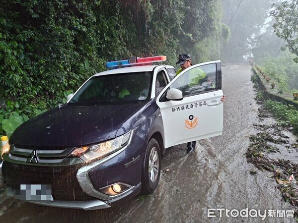 ▲▼巴威來襲，台電工程人員深入新竹尖石山區搶修慘受困，橫山警方救援。（圖／記者楊永盛翻攝）