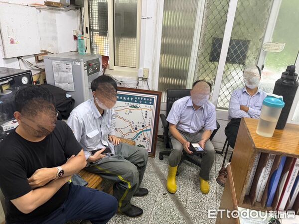 ▲▼巴威來襲，台電工程人員深入新竹尖石山區搶修慘受困，橫山警方救援。（圖／記者楊永盛翻攝）