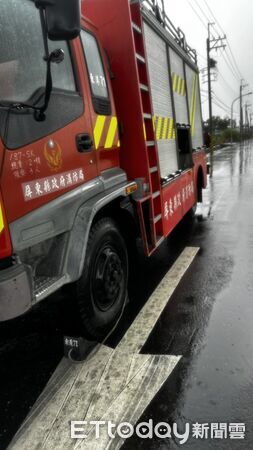 ▲▼     一小客車衝撞路旁電線桿掉進水溝，        。（圖／記者陳崑福翻攝）