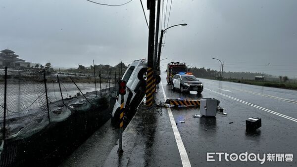 ▲▼     一小客車衝撞路旁電線桿掉進水溝，        。（圖／記者陳崑福翻攝）