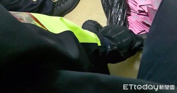 ▲▼越南籍阮男裸上身蹲在地上接受警方盤問，警方查獲毒品咖啡包及安非他命、K他命             。（圖／記者陳以昇翻攝）