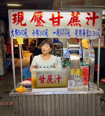▲▼華西街現壓甘蔗汁。（圖／水晶安蹄不務正業過生活授權提供）