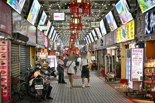 ▲▼華西街現壓甘蔗汁。（圖／水晶安蹄不務正業過生活授權提供）