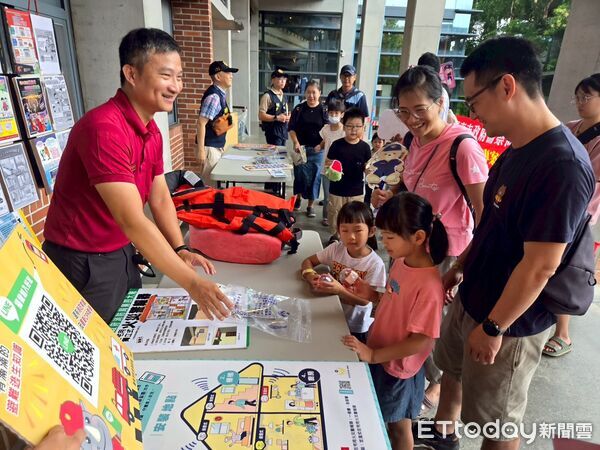 ▲台南市消防局左鎮分隊進駐左鎮化石園區設置宣導攤位，向親子遊客推廣居家防災及消防安全觀念。（記者林東良翻攝，下同）