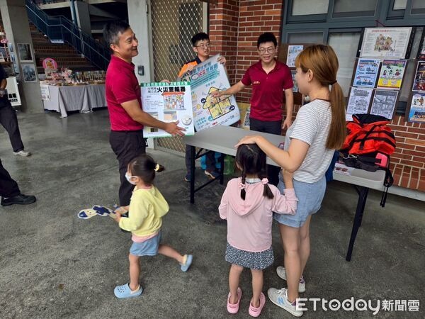 ▲台南市消防局左鎮分隊進駐左鎮化石園區設置宣導攤位，向親子遊客推廣居家防災及消防安全觀念。（記者林東良翻攝，下同）