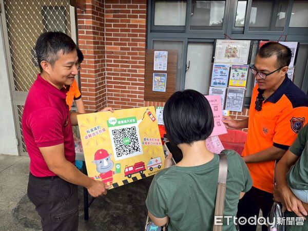 ▲台南市消防局左鎮分隊進駐左鎮化石園區設置宣導攤位，向親子遊客推廣居家防災及消防安全觀念。（記者林東良翻攝，下同）