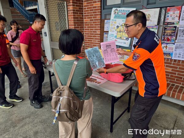 ▲台南市消防局左鎮分隊進駐左鎮化石園區設置宣導攤位，向親子遊客推廣居家防災及消防安全觀念。（記者林東良翻攝，下同）