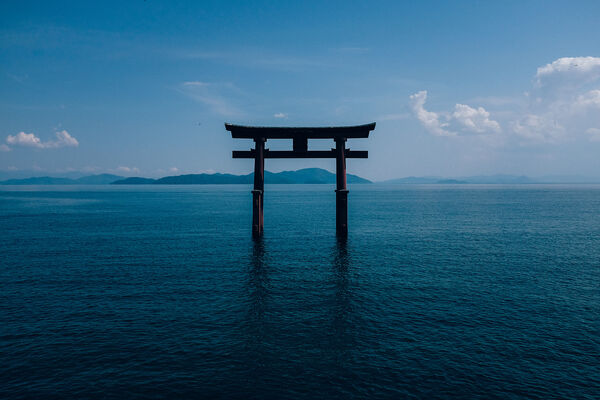▲▼位於日本滋賀縣琵琶湖湖畔的「白鬚神社」鳥居。（圖／VCG）
