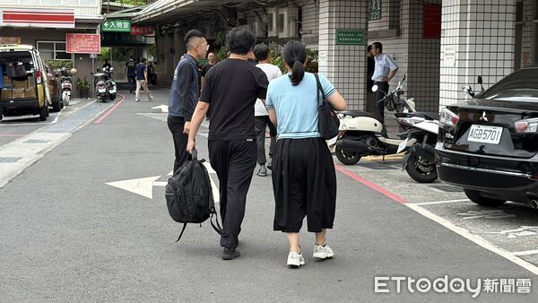 ▲李姓少年的母親悲痛來到殯儀館進行相驗            。（圖／記者吳世龍攝）