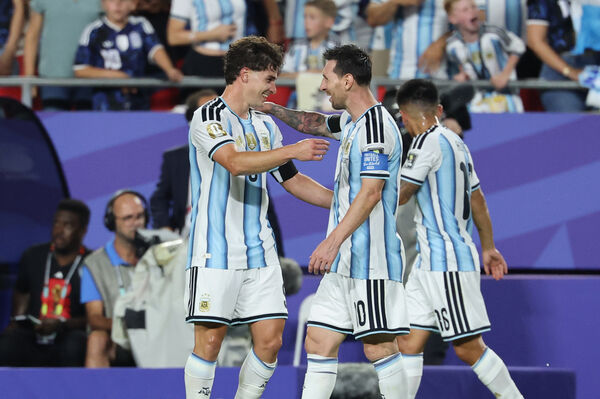 ▲阿根廷阿瓦雷斯（Juli&aacute;n &Aacute;lvarez）賽後擁抱球隊精神領袖梅西（Lionel Messi）。（圖／達志影像／美聯社）