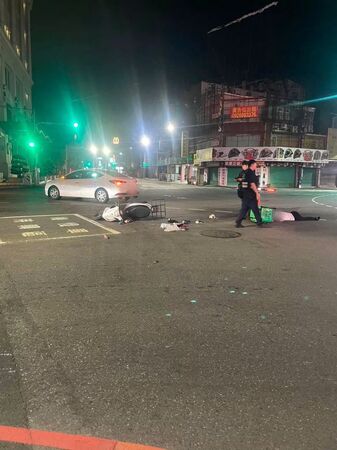 ▲台南市仁德區9日深夜發生轎車與機車碰撞事故，機車騎士受傷送醫。（翻攝自我是仁德人、記者林東良翻攝，下同）