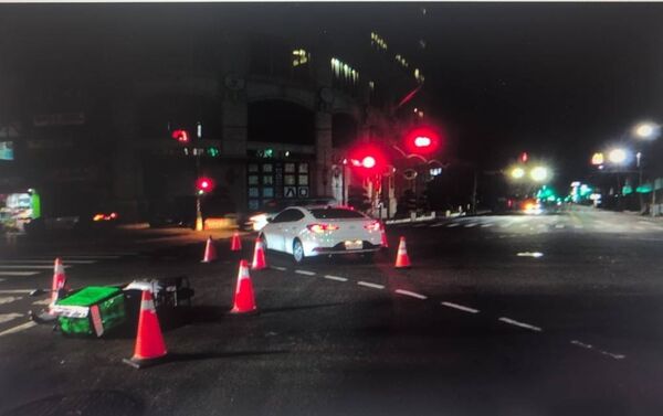 ▲台南市仁德區9日深夜發生轎車與機車碰撞事故，機車騎士受傷送醫。（翻攝自我是仁德人、記者林東良翻攝，下同）