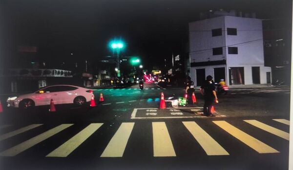 ▲台南市仁德區9日深夜發生轎車與機車碰撞事故，機車騎士受傷送醫。（翻攝自我是仁德人、記者林東良翻攝，下同）