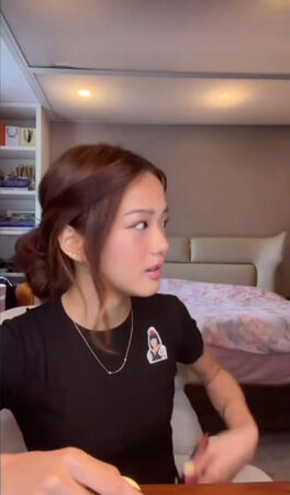 ▲▼媽媽一開門她嚇瘋！鍾麗緹17歲女兒直播疑藏電子菸。（圖／翻攝自微博）