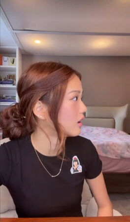 ▲▼媽媽一開門她嚇瘋！鍾麗緹17歲女兒直播疑藏電子菸。（圖／翻攝自微博）