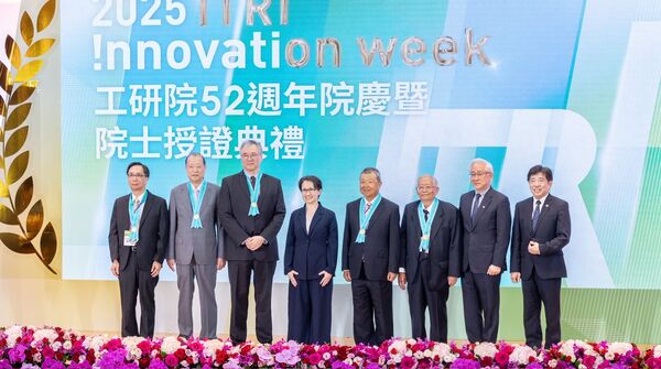 ▲台積電前資深副總羅唯仁(右2)涉營業祕密爭議，工研院14屆榮譽院士相關介紹已先撤除，僅保留副總統蕭美琴（右4）授獎大合照。（圖／翻攝蕭美琴臉書）