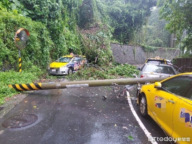 巴威挾帶強風豪雨!北投地熱谷土石滑落 電桿倒塌多車遭殃 | ETtoday社會新聞 | ETtoday新聞雲