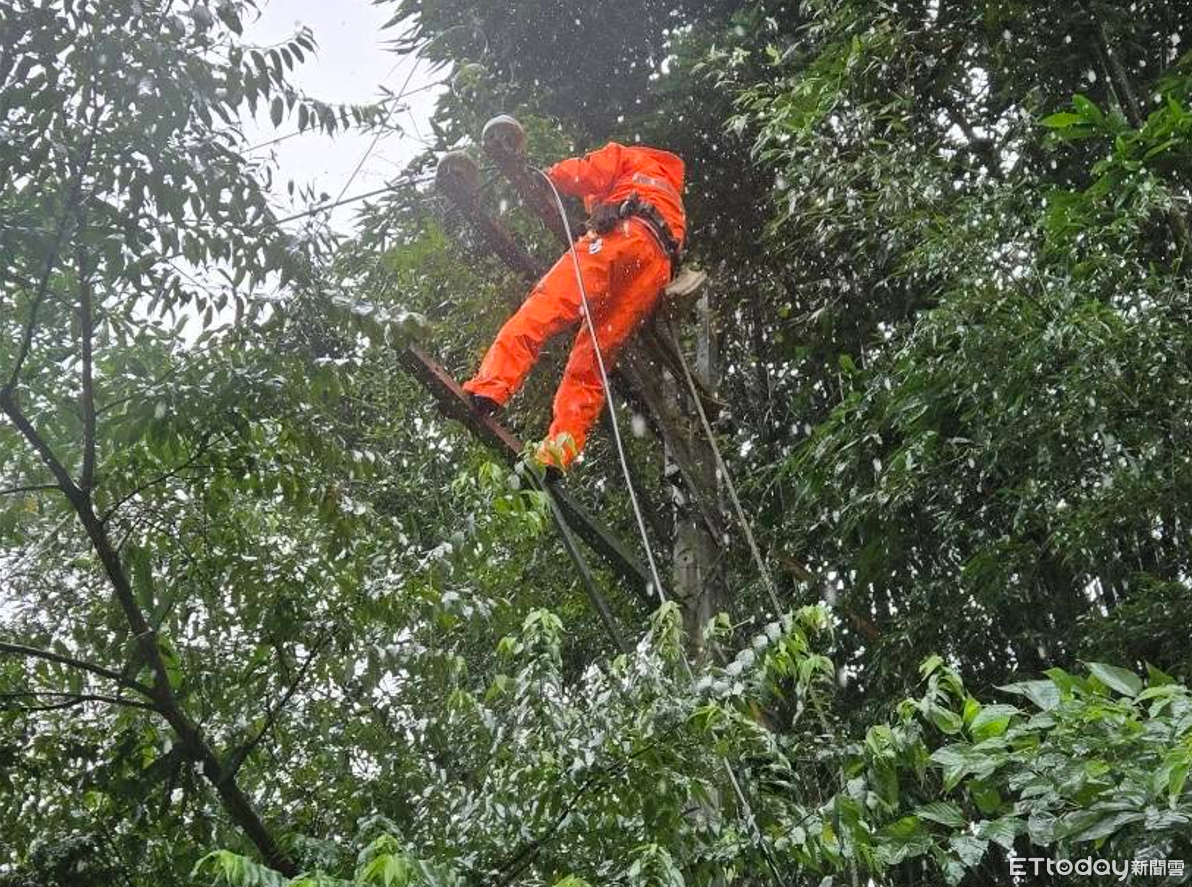 巴威釀南投逾5000戶停電!台電扮蜘蛛人...挺進山區拚10點復電 | ETtoday地方新聞 | ETtoday新聞雲